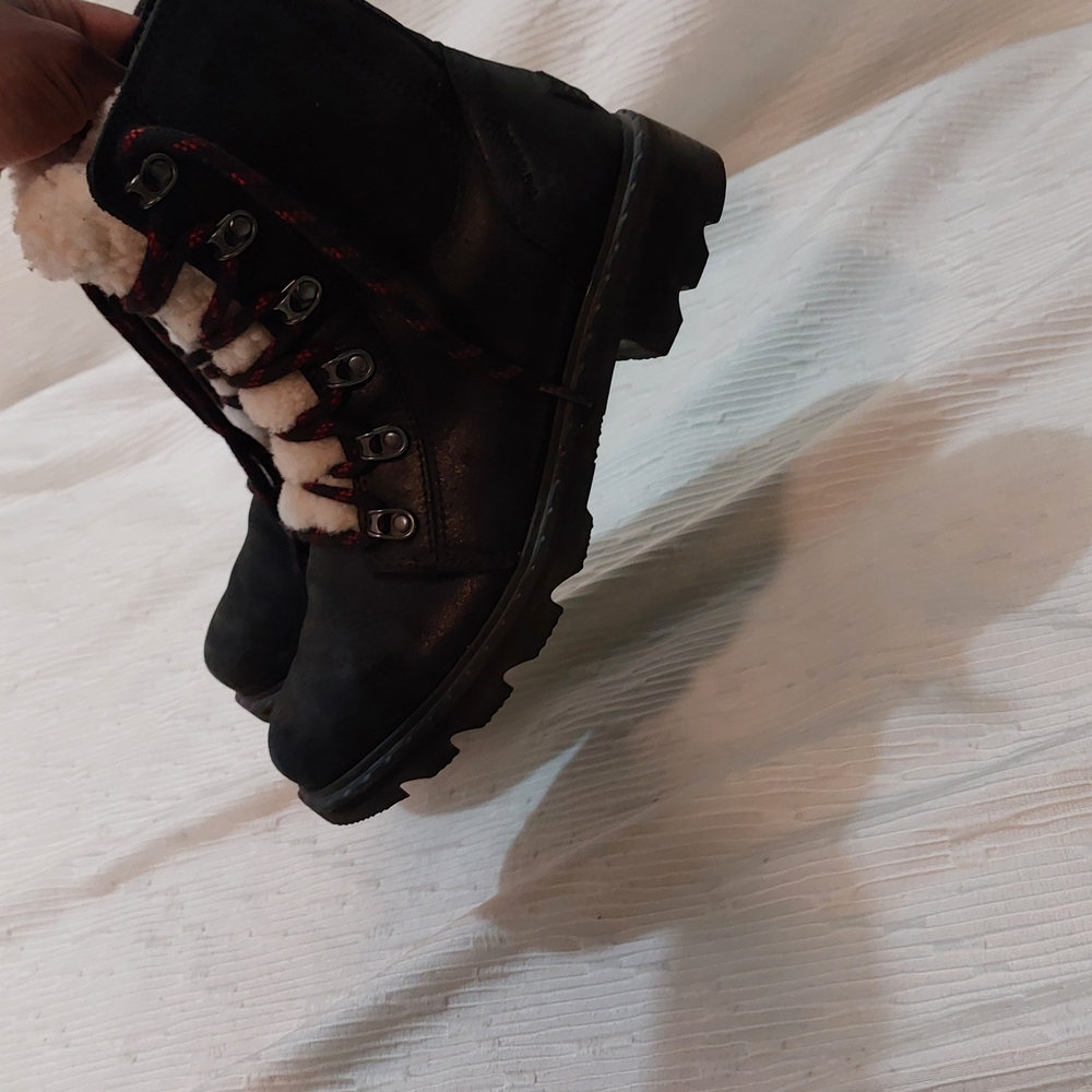 Sorel Black Leather Lace-Up Winter Boots with White Sherpa Tongue Size 7 - Picture 4 of 9